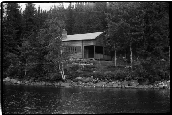 Olaf Tømmerstigens hytte ved Skjeppsjøen på Totenåsen. Sju b