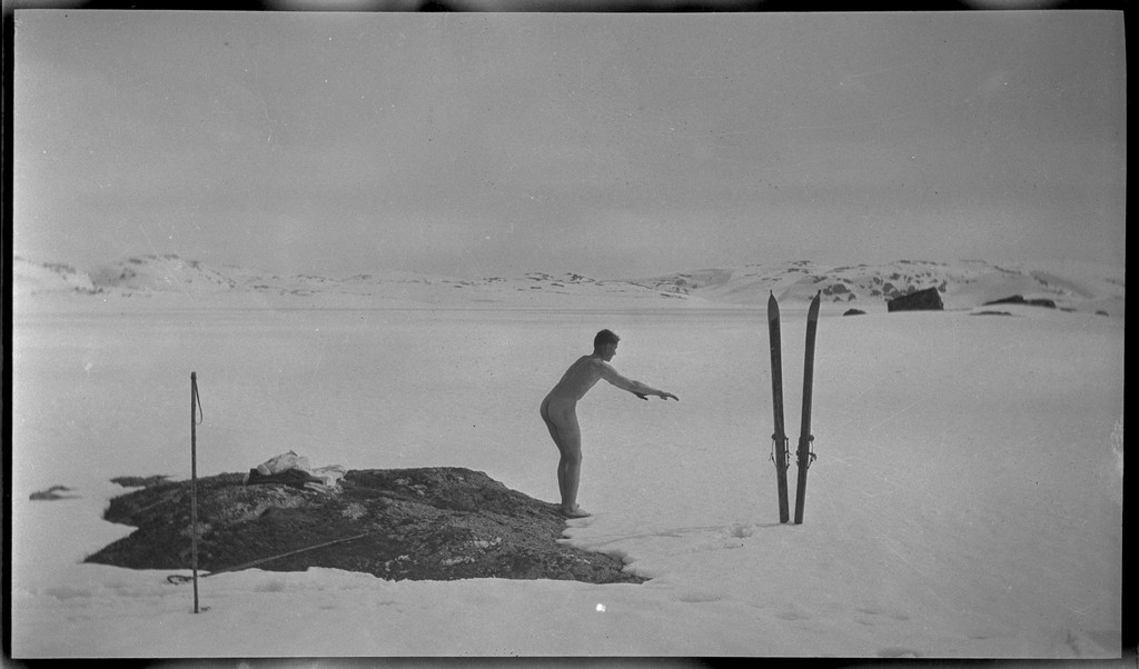 En gjeng unge menn på fjelltur i Dyraheio og rundt Blåsjø i Suldal, pinsen 1927. Det er mye snø på fjellet. Det er bilder fra nakenbading i snøen, henting av vann fra snødekt elv, opplevelser fra skiturer og hytter på fjellet.