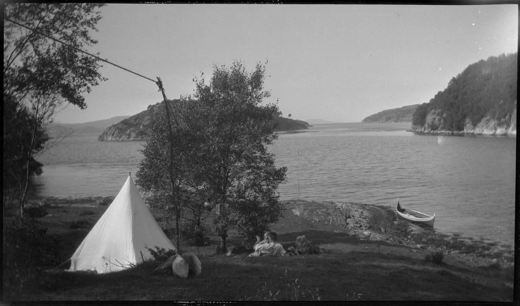 Leif Stender, Einar Hoseth og en gutt til, i tillegg til fotografen Finn Johannessen på seile- og rotur i Ryfylke med en nordlandsbåt. Det er bilder fra guttene i nordlandsbåten, fra bading, fjelltur og teltliv.