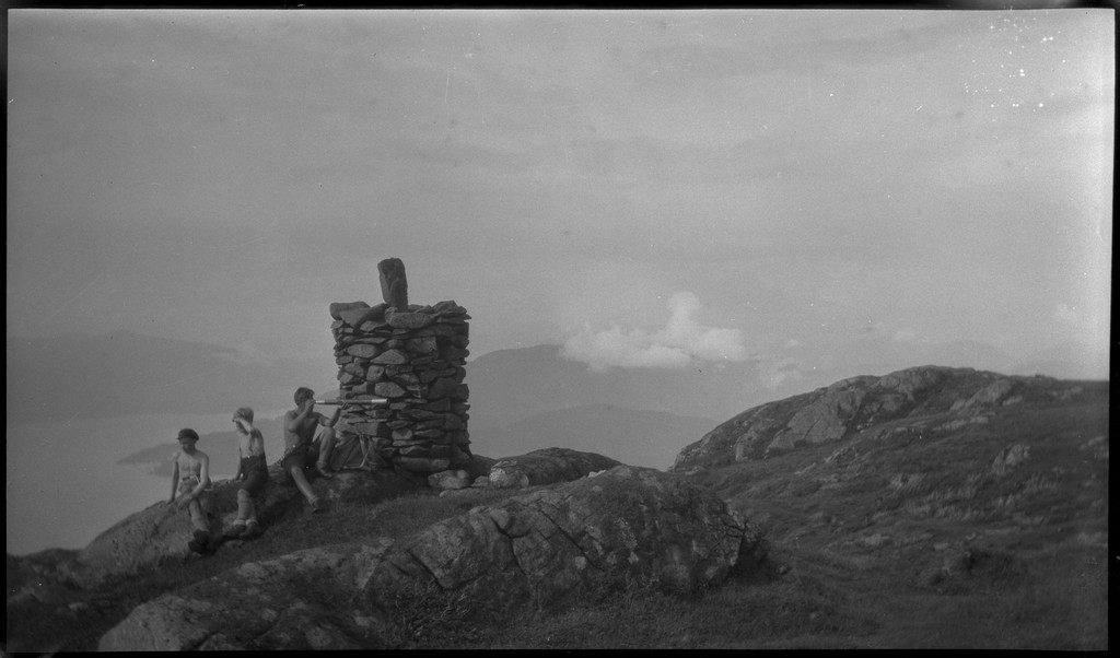 Leif Stender, Einar Hoseth og en gutt til, i tillegg til fotografen Finn Johannessen på seile- og rotur i Ryfylke med en nordlandsbåt. Det er bilder fra guttene i nordlandsbåten, fra bading, fjelltur og teltliv.