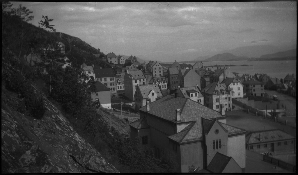 Per og Alf Årseth og Finn Johannessen på sykkeltur i Sogn og Fjordane og Møre og Romsdal. Det er bilder fra fjellturer og -topper, fra fjorder og fjell, bygder og byen Ålesund.
Bilde nr. 2 er av Skodjebrua i Skodje. Bilde nr. 3 er av Kolåstind i Standal, med Sylen og Fingeren til høyre. Bilde nr. 9 er fra Kongens gate i Ålesund. Bilde nr. 11 er tatt over Hjørundfjorden med Langenestinden og Store Standal på motsatt side. Bilde nr. 20-21 er fra Ålesund.