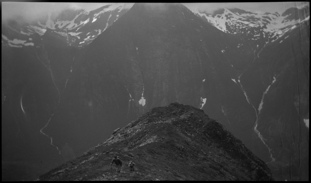 Per og Alf Årseth og Finn Johannessen på sykkeltur i Sogn og Fjordane og Møre og Romsdal. Det er bilder fra fjellturer og -topper, fra fjorder og fjell, bygder og byen Ålesund.
Bilde nr. 2 er av Skodjebrua i Skodje. Bilde nr. 3 er av Kolåstind i Standal, med Sylen og Fingeren til høyre. Bilde nr. 9 er fra Kongens gate i Ålesund. Bilde nr. 11 er tatt over Hjørundfjorden med Langenestinden og Store Standal på motsatt side. Bilde nr. 20-21 er fra Ålesund.
