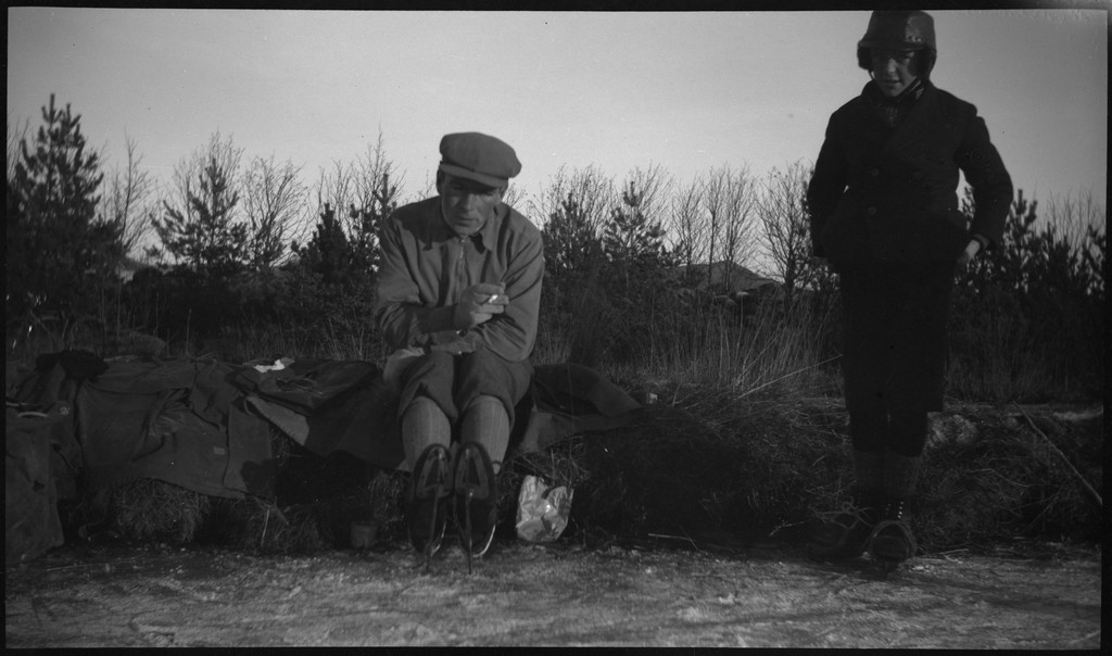 Lindtner og Finn Johannessen med en familie på skøytetur på Gisketjørn i Sandnes. Barna spiller et lagspill på isen.