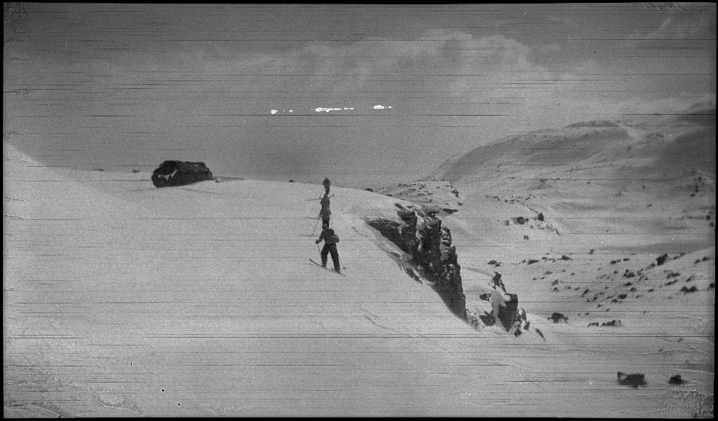 Fire unge menn på skitur påsken 1936. De har laget en bil av snø med bobleform (kanskje inspirert av Porsche Typ 1 fra 1935). Det er også bilder fra flere fjelltopper, fra skigåing og fra ei turisthytte.
