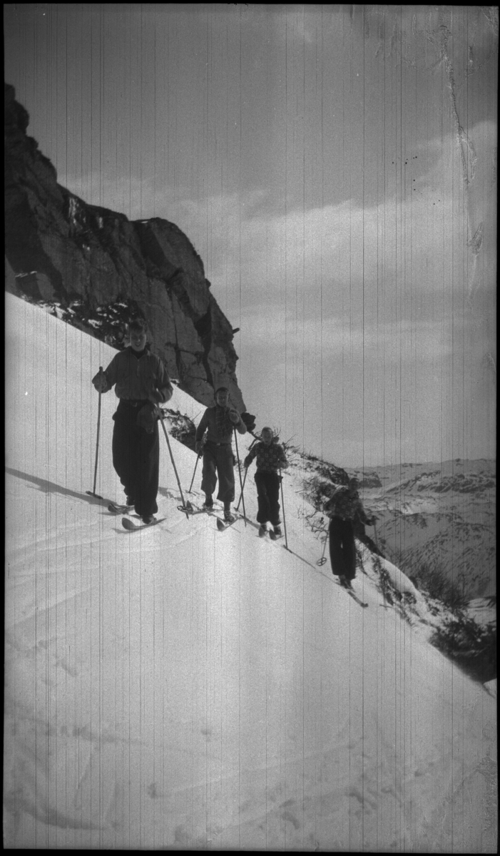 Fire unge menn på skitur påsken 1936. De har laget en bil av snø med bobleform (kanskje inspirert av Porsche Typ 1 fra 1935). Det er også bilder fra flere fjelltopper, fra skigåing og fra ei turisthytte.