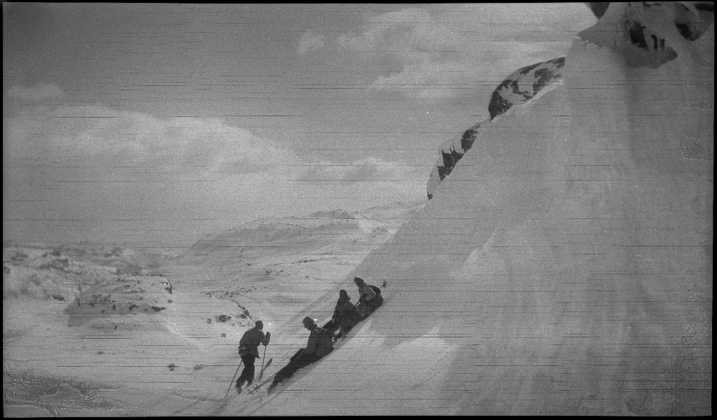 Fire unge menn på skitur påsken 1936. De har laget en bil av snø med bobleform (kanskje inspirert av Porsche Typ 1 fra 1935). Det er også bilder fra flere fjelltopper, fra skigåing og fra ei turisthytte.