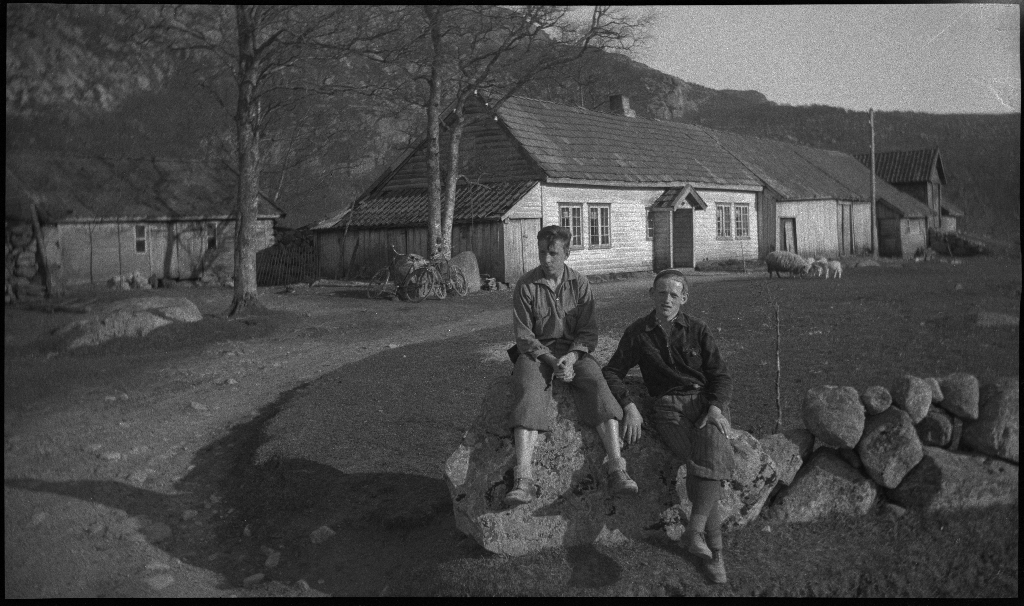 Arne Rasmussen og Korsvold på tur mellom Høle ved Høgsfjorden og Dansen, i innlandet vest for Høle. Det er bilder fra bading, klatring, kyr, landskap og bygder.