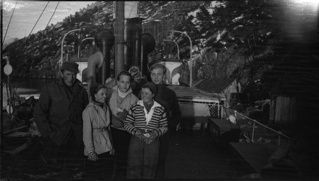 En stor gjeng med unge menn og kvinner på skitur i Lyseheiene og Ryfylkeheiene. Lindtner er til høyre på bilde nr. 2 og til venstre på bilde nr. 7. De reiser med et dampskip som ser ut til å hete "Lysefjord".