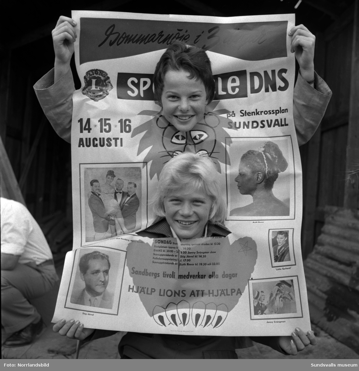 Lions och Dagbladet afficherar för Spectacle, tre dagars festligheter med bland andra Little Gerhard, Stig Järrel, Jonny Svängmans, Ruth Reese och Sandbergs tivoli på Stenkrossplan.