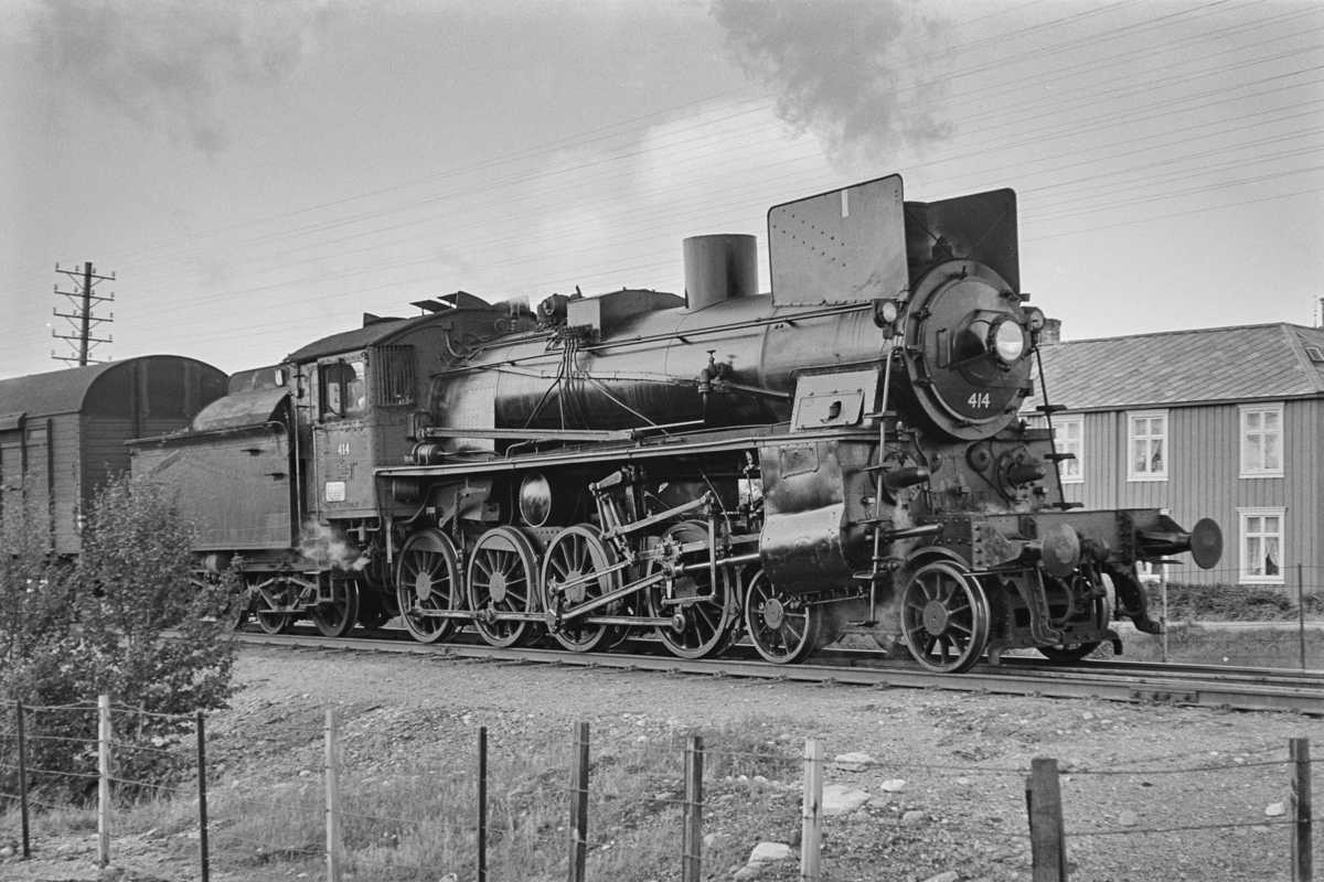 Sydgående godstog på Rørosbanen kjører ut fra Røros stasjon. Toget trekkes av damplokomotiv type 26c nr. 414.