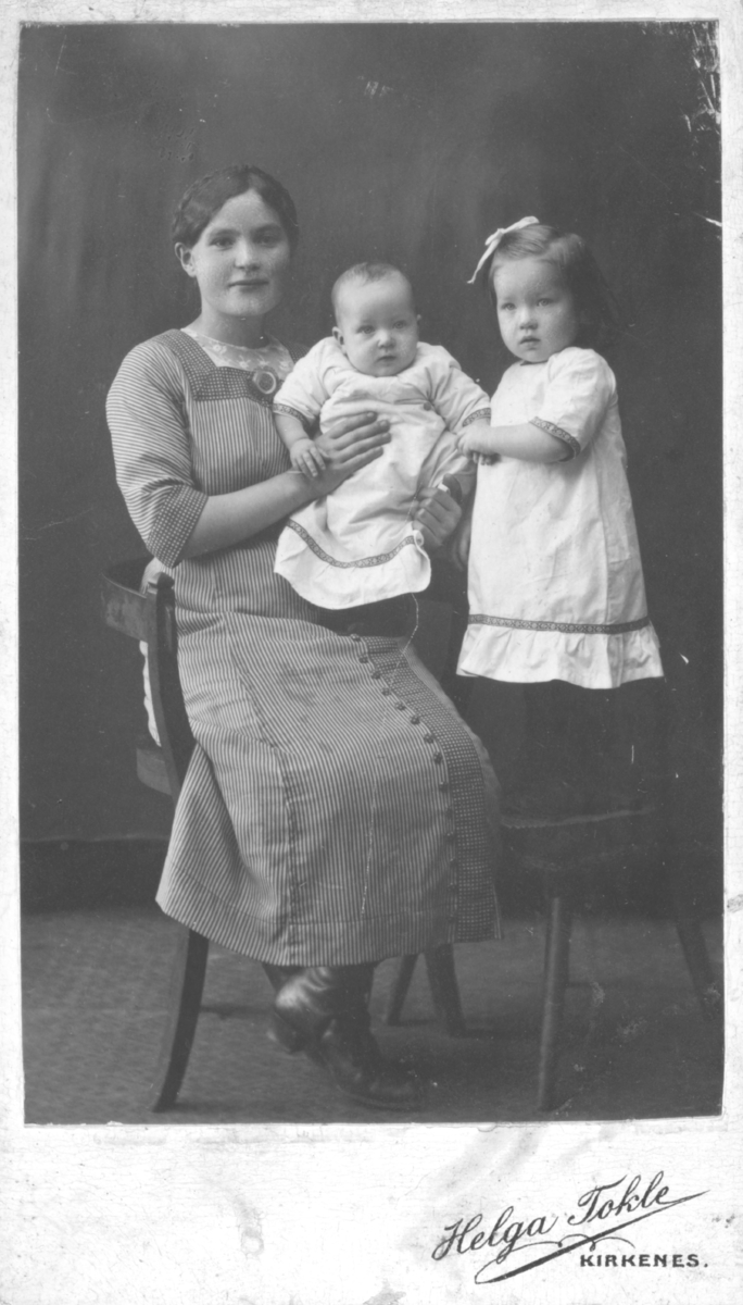 Album med portrettbilder. Albumet har tilhørt Aksel Konrad Mikkola og hans hustru Kathinka Marie, f. Mikkelsen. Det er nå i Solbjørg Mikkolas eie. Navnene til de portretterte er for en stor del ukjente, men mange er fra Neiden og Sør-Varanger. Kathinka kom opprinnelig fra Lofoten, og en del av bildene viser hennes familie i Nordland