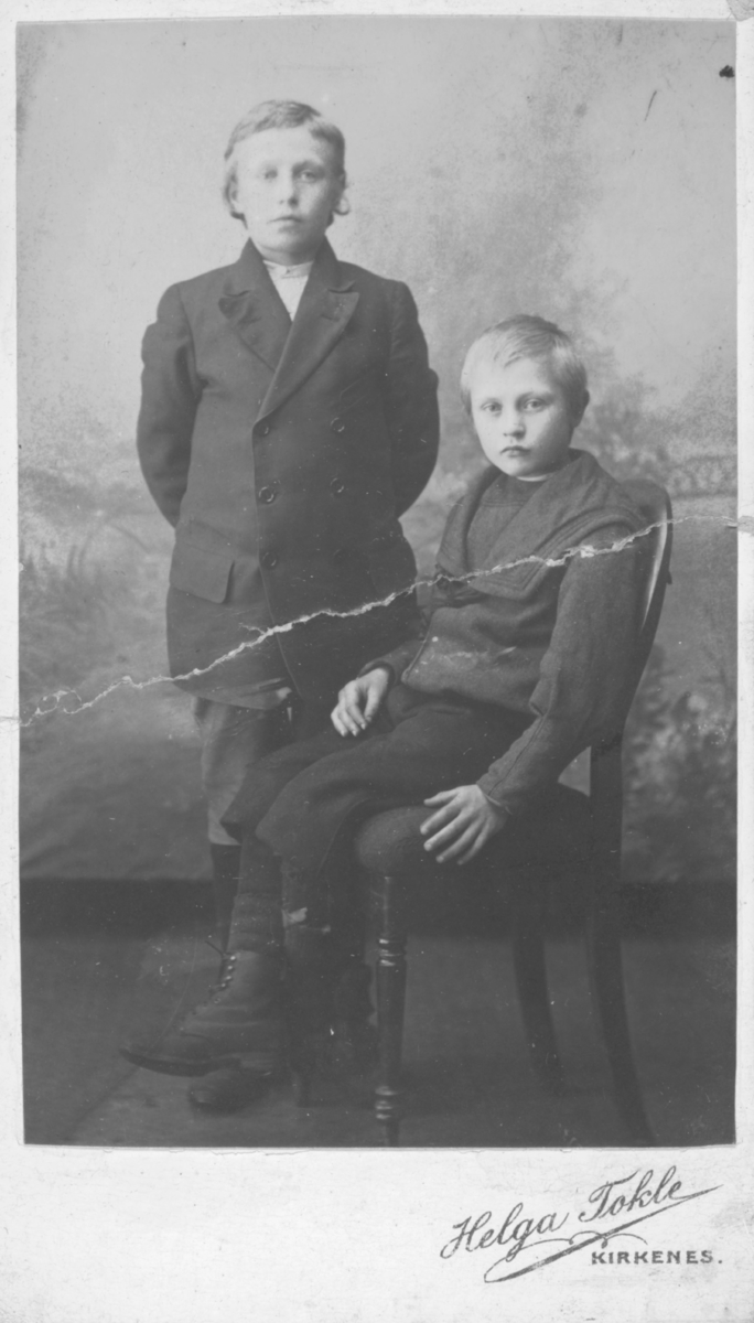 Album med portrettbilder. Albumet har tilhørt Aksel Konrad Mikkola og hans hustru Kathinka Marie, f. Mikkelsen. Det er nå i Solbjørg Mikkolas eie. Navnene til de portretterte er for en stor del ukjente, men mange er fra Neiden og Sør-Varanger. Kathinka kom opprinnelig fra Lofoten, og en del av bildene viser hennes familie i Nordland