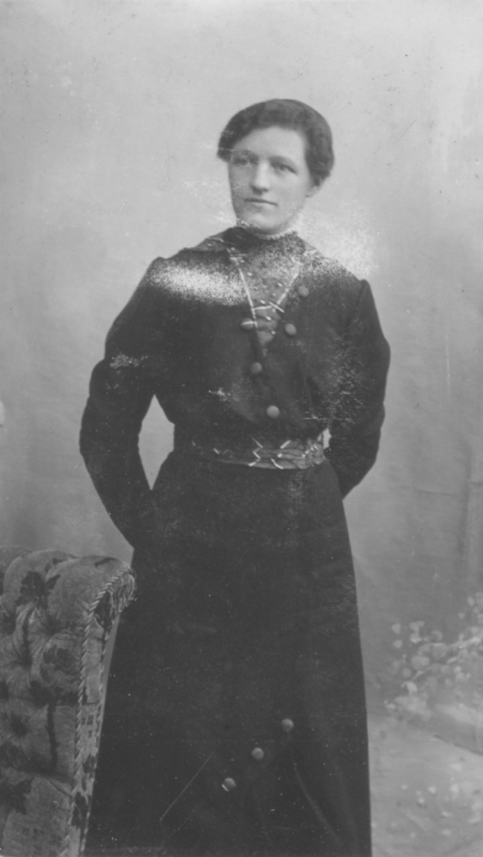 Album med portrettbilder. Albumet har tilhørt Aksel Konrad Mikkola og hans hustru Kathinka Marie, f. Mikkelsen. Det er nå i Solbjørg Mikkolas eie. Navnene til de portretterte er for en stor del ukjente, men mange er fra Neiden og Sør-Varanger. Kathinka kom opprinnelig fra Lofoten, og en del av bildene viser hennes familie i Nordland