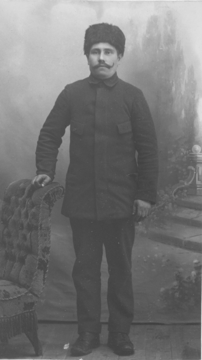 Album med portrettbilder. Albumet har tilhørt Aksel Konrad Mikkola og hans hustru Kathinka Marie, f. Mikkelsen. Det er nå i Solbjørg Mikkolas eie. Navnene til de portretterte er for en stor del ukjente, men mange er fra Neiden og Sør-Varanger. Kathinka kom opprinnelig fra Lofoten, og en del av bildene viser hennes familie i Nordland