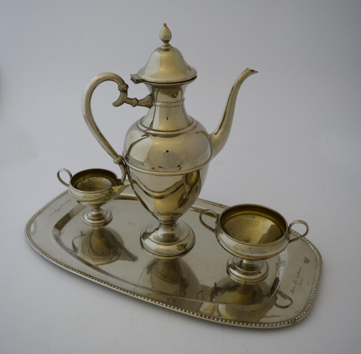 Kaffesett i sølvplett. Består av kaffekanne, fløtemugge, sukkerskål og brett. Inngravert takkehilsen til familien som i mars 1924 tok i mot ferdafolk og tjenestemenn fra Setesdalsbanen. Det herjet et veldig snøvær i Sør-Norget. Toget fra Byglandsfjord kl 05:45 hadde store utfordringer nedover mot Kristiansand. Ved Homevassevja ble det helt stopp på grunn av de store snømengdene. Her lå det ett eneste hus, vokterboligen hvor familien Bjørndal bodde. De var vant til å snø inne, og hadde ekstra forråd av mel og poteter. De tok i mot 20 mennesker fra det innesnødde toget, og serverte dem mat i tre dager fram til ryddemannskapene hadde spadd ut toget. I takknemlinghet ble det samlet inn penger, 60 kroner, og dette settet ble kjøpt inn og takkehilsen gravert inn. Historien var omtalt i boken "Fra gamp til damp" og noen år sender ble kaffesettet gitt i gave til museumsjernbanen.