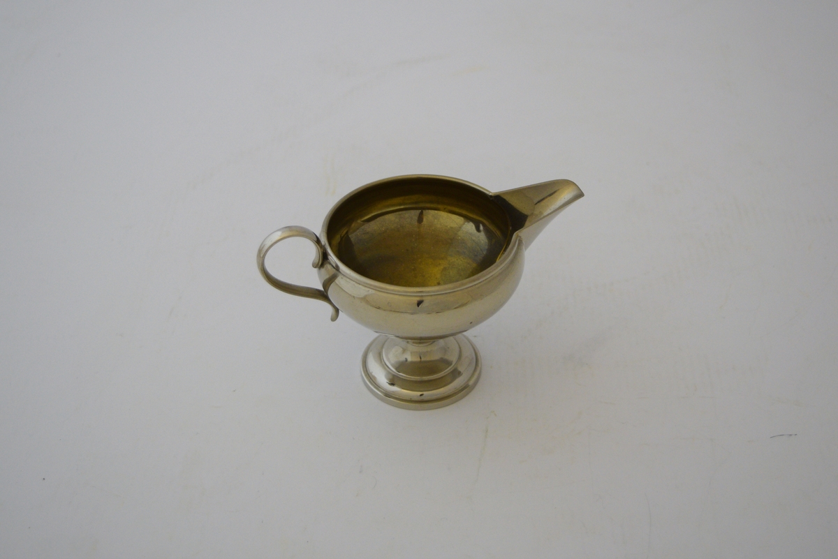 Kaffesett i sølvplett. Består av kaffekanne, fløtemugge, sukkerskål og brett. Inngravert takkehilsen til familien som i mars 1924 tok i mot ferdafolk og tjenestemenn fra Setesdalsbanen. Det herjet et veldig snøvær i Sør-Norget. Toget fra Byglandsfjord kl 05:45 hadde store utfordringer nedover mot Kristiansand. Ved Homevassevja ble det helt stopp på grunn av de store snømengdene. Her lå det ett eneste hus, vokterboligen hvor familien Bjørndal bodde. De var vant til å snø inne, og hadde ekstra forråd av mel og poteter. De tok i mot 20 mennesker fra det innesnødde toget, og serverte dem mat i tre dager fram til ryddemannskapene hadde spadd ut toget. I takknemlinghet ble det samlet inn penger, 60 kroner, og dette settet ble kjøpt inn og takkehilsen gravert inn. Historien var omtalt i boken "Fra gamp til damp" og noen år sender ble kaffesettet gitt i gave til museumsjernbanen.