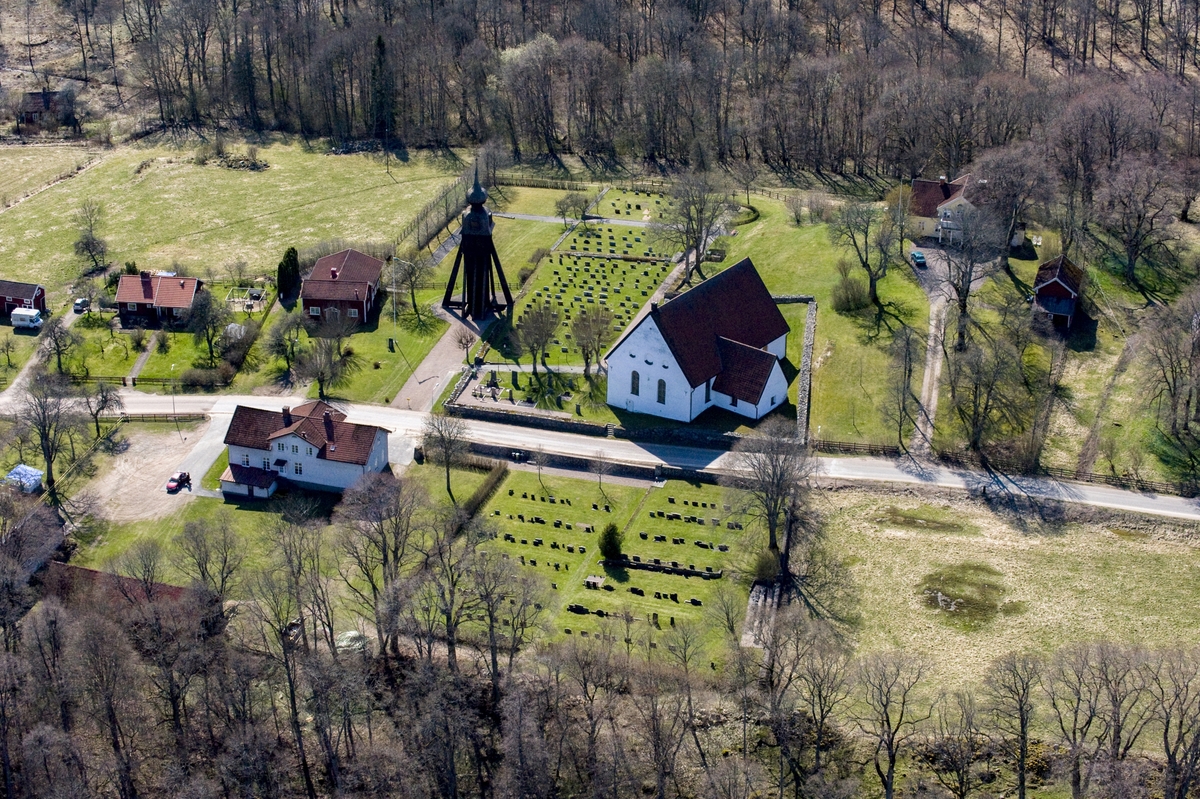 Flygfoto över Karlstorps kyrka i Vetlanda kommun.