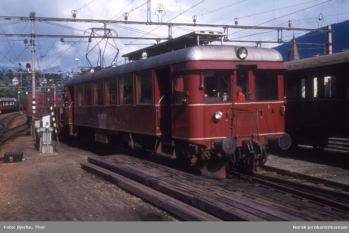 Voss stasjon med ankommende tog fra Granvin bestående av BM 64 06 og fire godsvogner