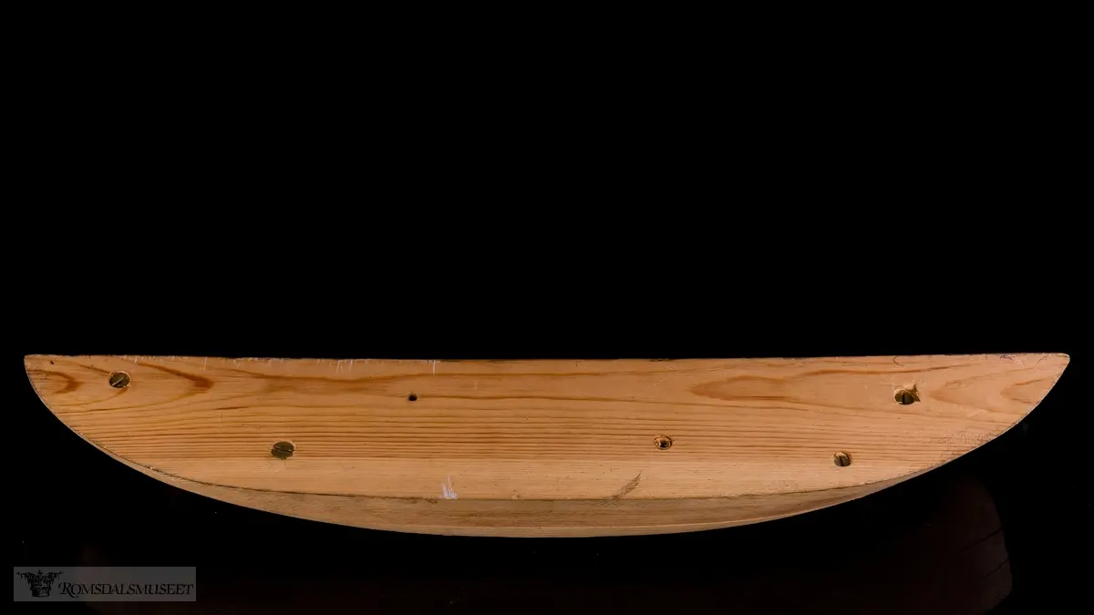 En tredimensjonal modell av lengdesnittet av en båt til hjelp ved bygging av fullskala båter.