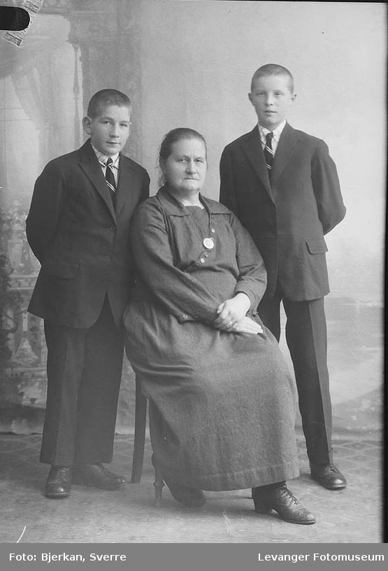 Portrett av en mor med sine sønner Etternavn Jensen fornavn ukjent