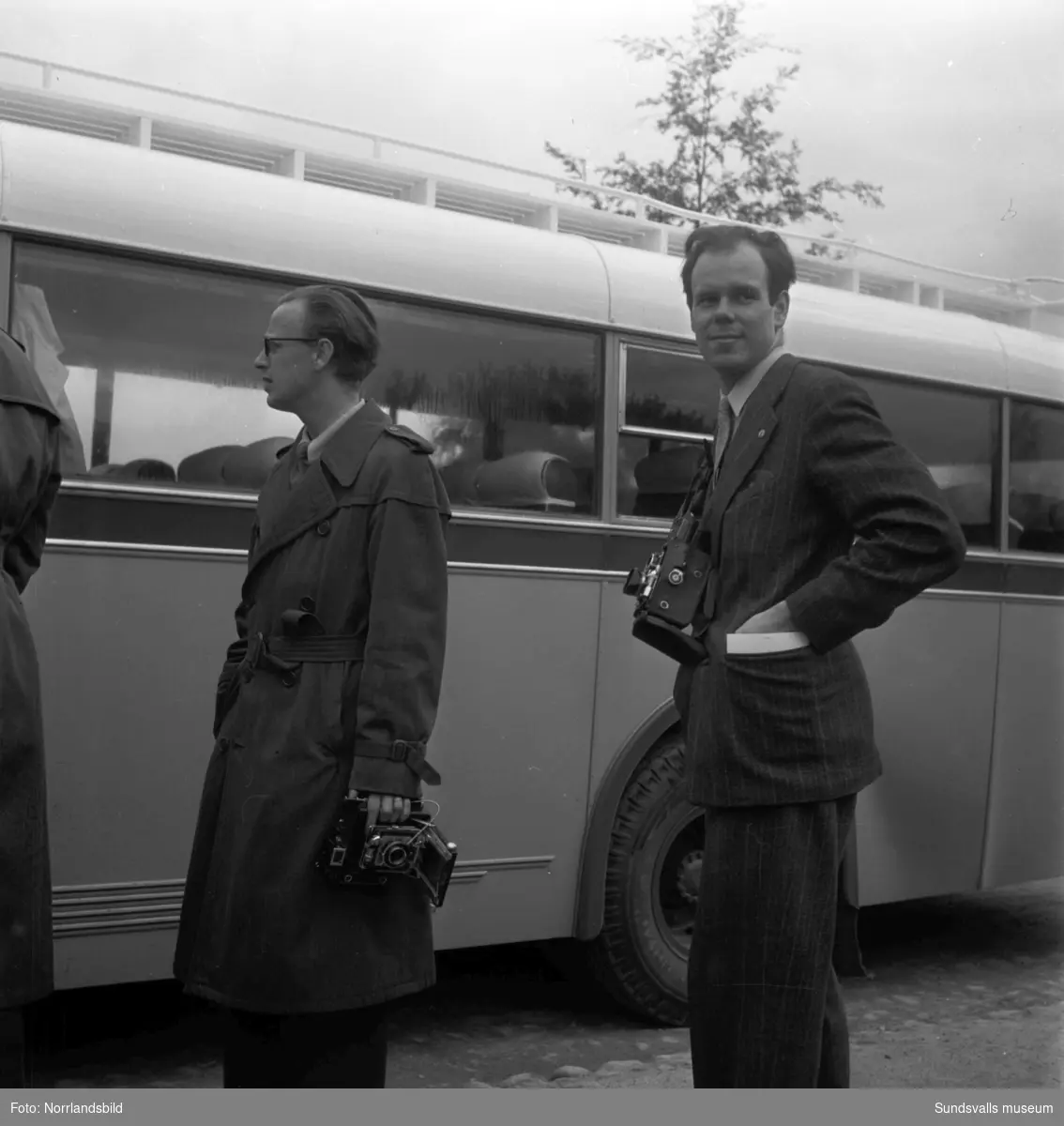 Premiär för bussturen Sundsvall-Luleå. Chaufför och passagerare är redo för avfärd från Sundsvalls busstation.