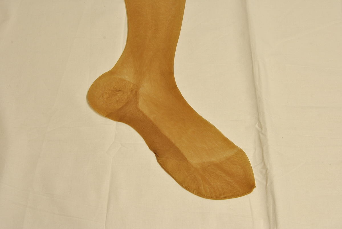 2 stykk nylonstrømper. A og B