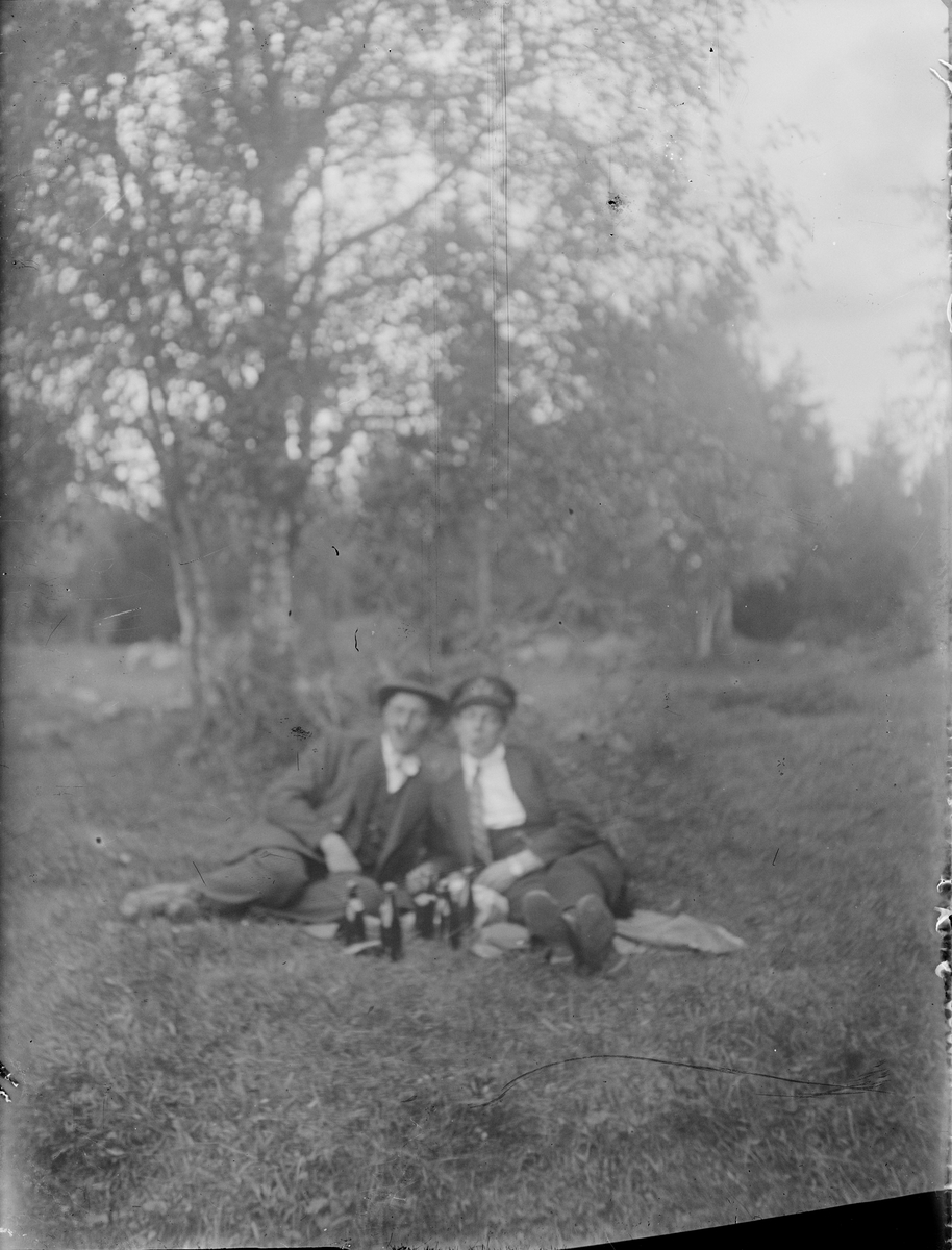 Två män - förtäring i skogsmiljö, Alunda, Uppland