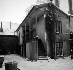 Ruseløkkveien. Gammel gård i vestre Vika. Februar 1955