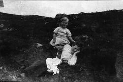 Magnhild Schibevaag g. Myhre (31.5.1907 - ) og mora Ellen Sc