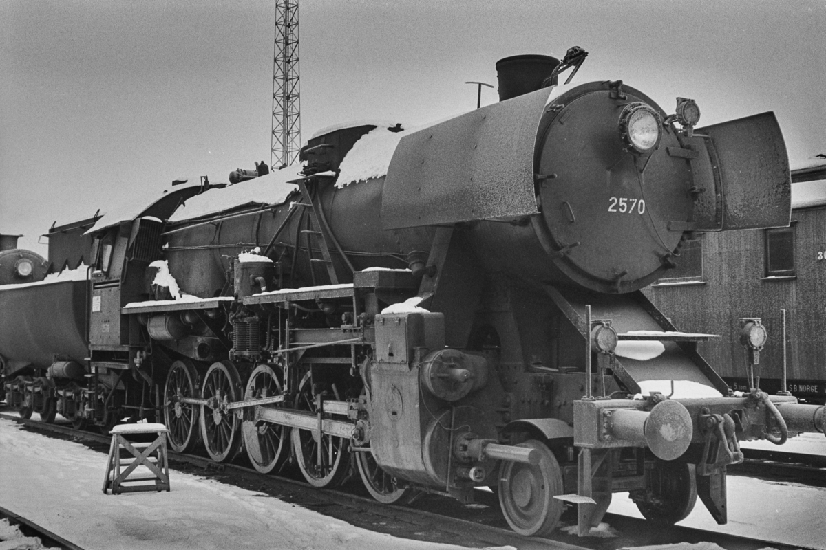 Hensatt damplokomotiv type 63a nr. 2570 på Marienborg.