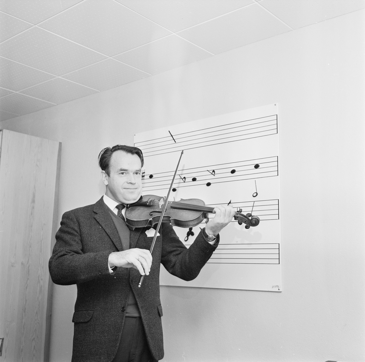 Erik Berglund spelar fiol, Tierp, Uppland, november 1966