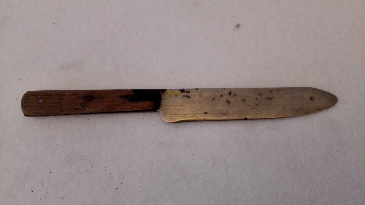 1 bordkniv.

Bordkniv fra Eskilstuna med træskaft, to halvdeler klinket til tangen.

Gave fra lensmand Erik Seim, Aardal.