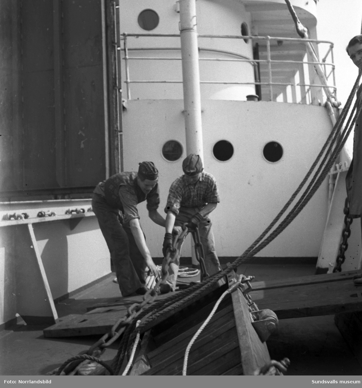 Skolfartyget Albatross i Sundsvalls hamn. Exteriörbilder och bilder från verksamheten ombord.