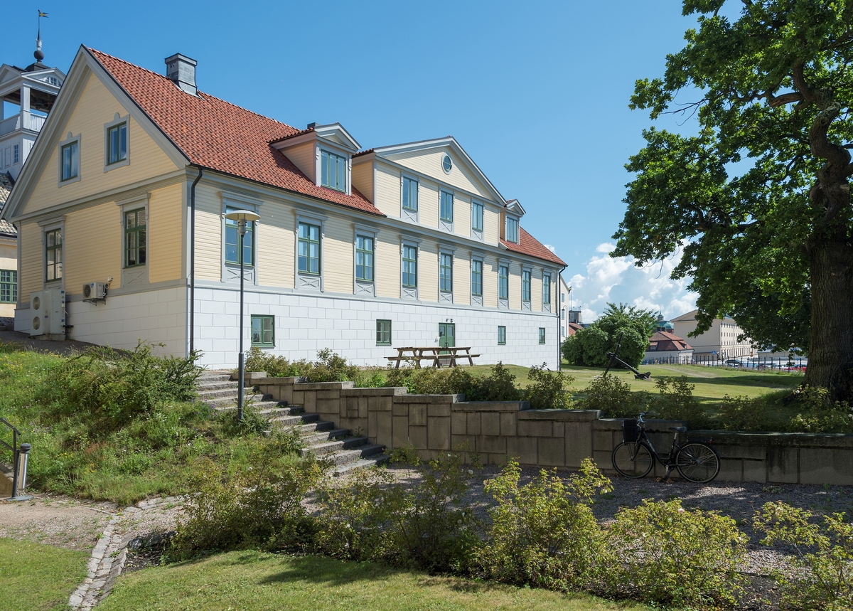Fotodokumentation av byggnader på Marinbasen i Karlskrona. Varvsamiralens kansli på Kansligatan, Warf Amirals Canzeli benämndes huset vid uppförandet 1809. Huset användes också av konstruktionschefen som kontor och ritrum.