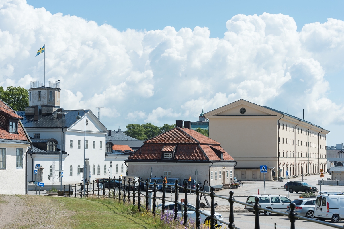 Fotodokumentation av byggnader på Marinbasen i Karlskrona. Längst till vänster syns Mönstersalsbyggnadens sydostra hörna. Näst i bild: Ekipagekontoret. Gamla högvakten. Före detta spruthuset. Längst till vänster i bild: "Silverhuset" som fick sitt namn sedan kungen frågat om huset var byggt i silver istället för sten, då kostnaderna var så höga till följd av dyra och de tidskrävande grundläggningsarbetena. Det s k silverhuset/Ivnetariekammare 1 uppfördes för förvaring av materiel från tolv linjeskepp. På bottenplan torkades och förvarades trossarna och på våningarna ovanför förvarades materiel som tåg och segel.