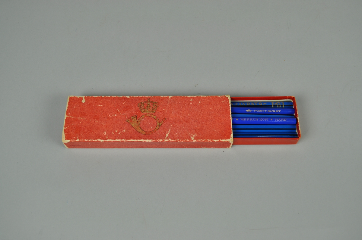 Eske med 7 stk.blyanter. 4 stk. blåblyanter (PMG.9.0.1177.2) og 3 stk. kopiblyanter (PMG.9.0.1177.3)