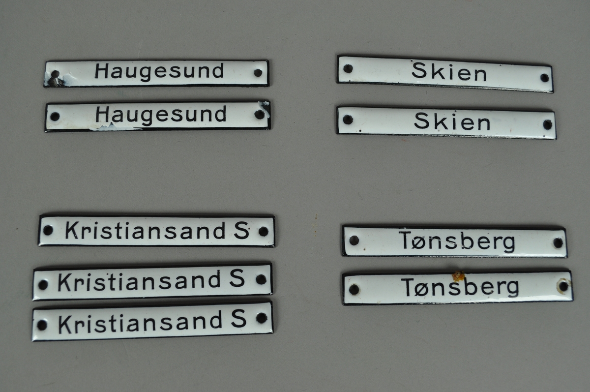 Skilt til oppmerking av sorteringsreoler på jernbaneekspedisjon. 9 skilt; 2 for Tønsberg, 2 for Skien, 3 for Kristiansand og 2 for Haugesund.