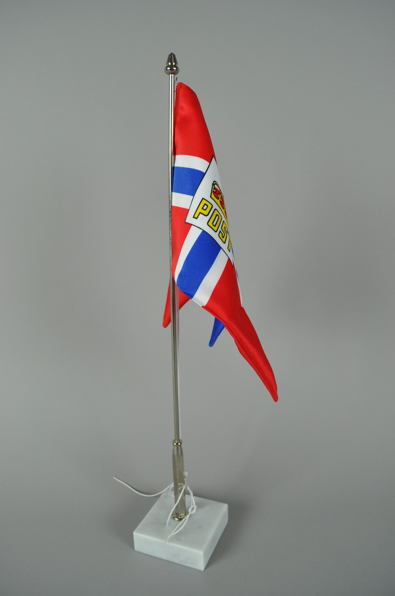 Splittflagg med Posthorn som bordflagg på sokkel av marmor og stang av metall