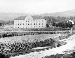 Repro: Lillehammer høyere skol (Latinskolen). Storgt.25.