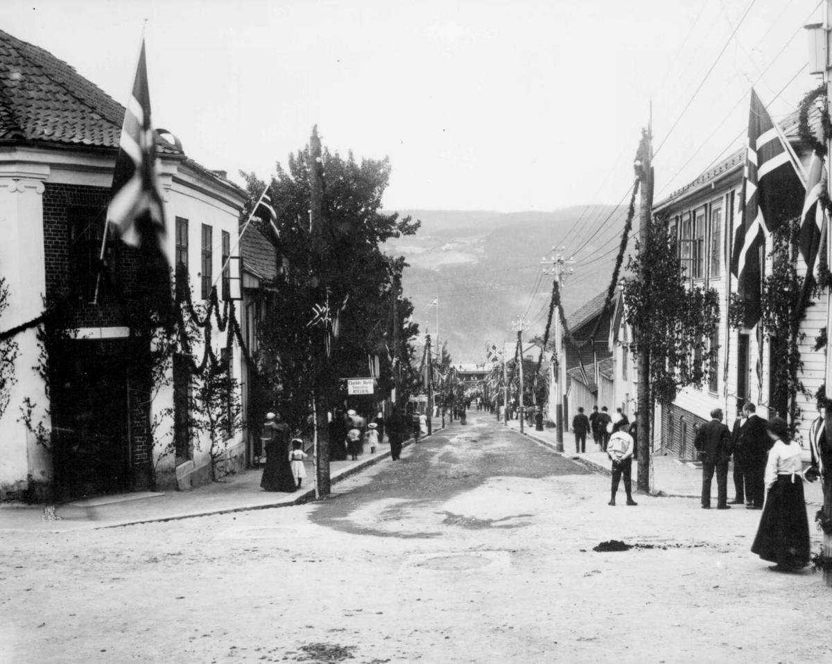 Repro: Lillehammer, Jernbanegt. Pyntet til kroningsreisen 1906.