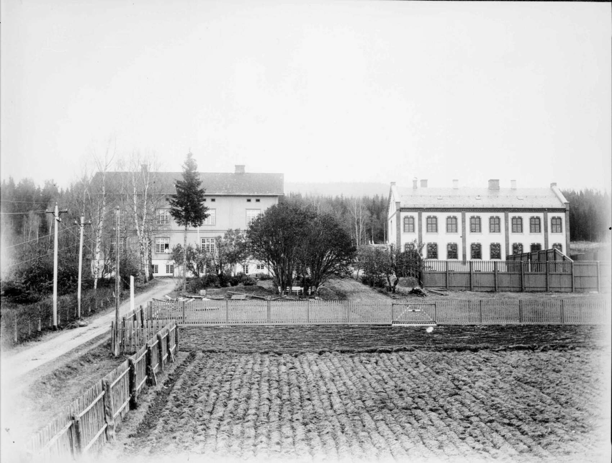 Repro: Sykehuset i Lillehammer. Bygningen til høyre huset psykiatrisk avdeling.