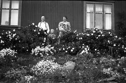 Karine og Sigurd Røisli sammen med sønnen Kjell foran bolige