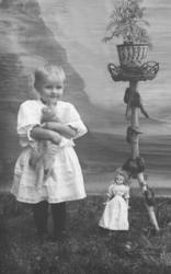 Portrett, jente med katt og dukke, helfigur