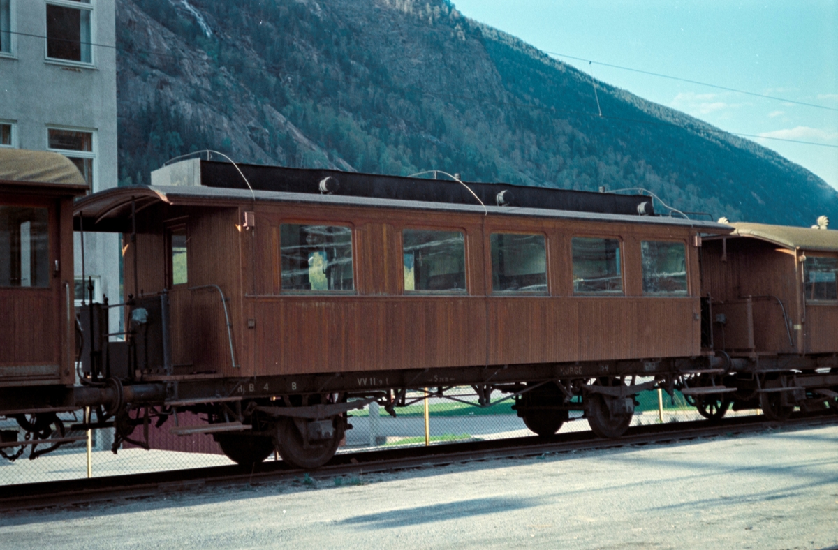 Rjukanbanens personvogn nr. 4 på Rjukan stasjon.