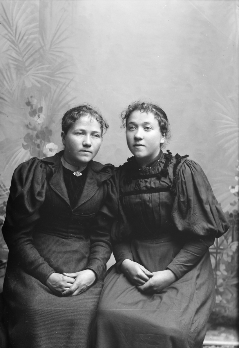 Portrett, to kvinner sitter på stol, helfigur. rønaug Laingen med søster