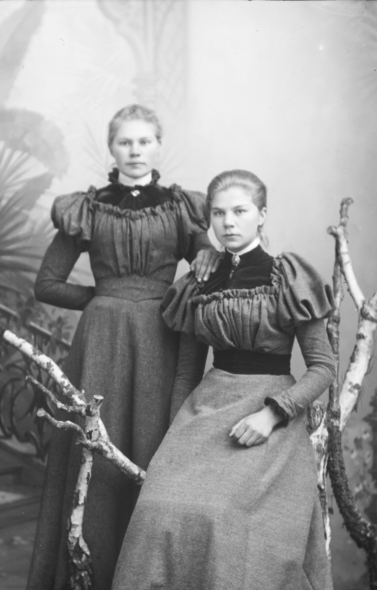 Portrett av Ragnhild Skurdal til venstre og søsteren Ragnhild Skurdal til høyre.