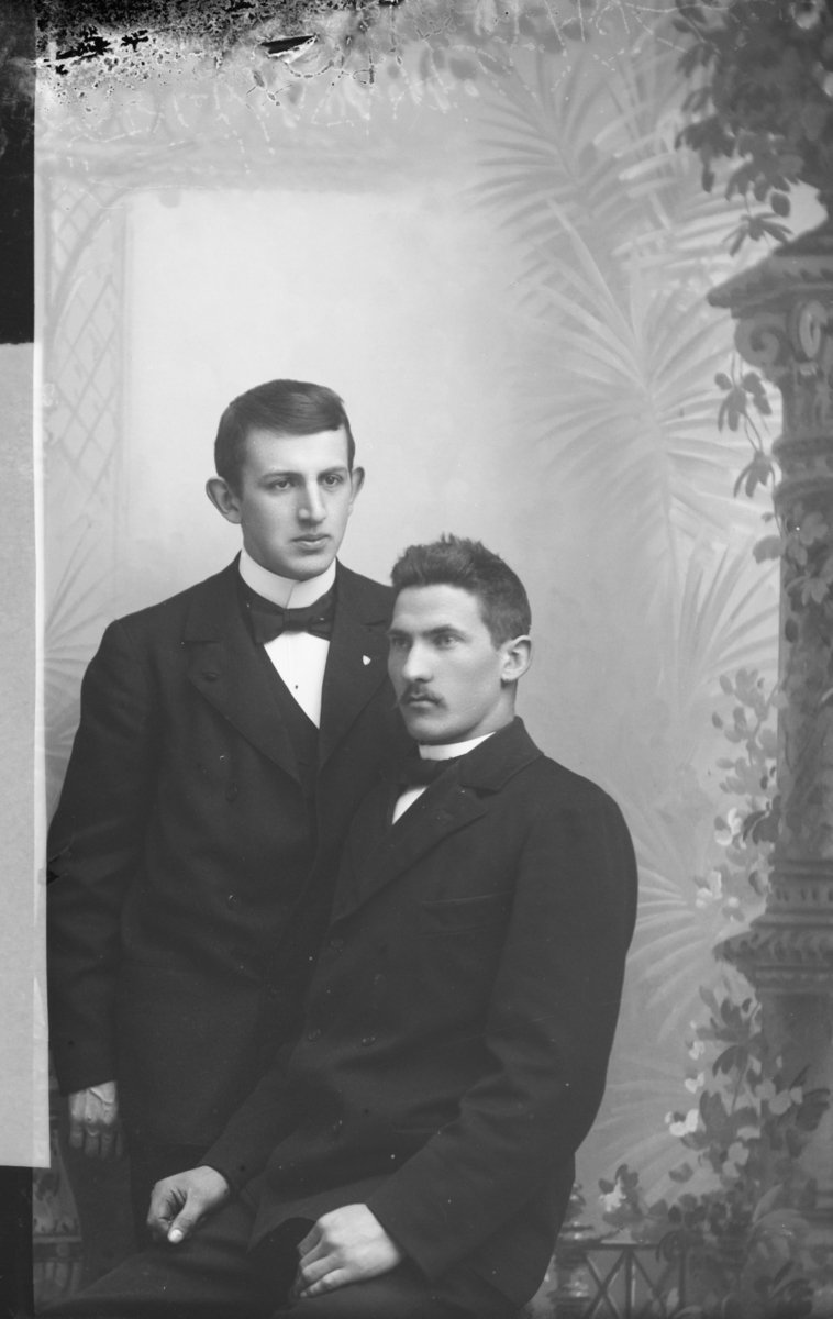 Portrett av to menn nevnt som Digne og Arnestad.