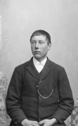 Portrett. Ung mann. Brystbilde. Amund Olsen Bakken