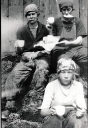 Kaffepause i fjøsvaskinga hos Fredrik Rockmann. 1930.