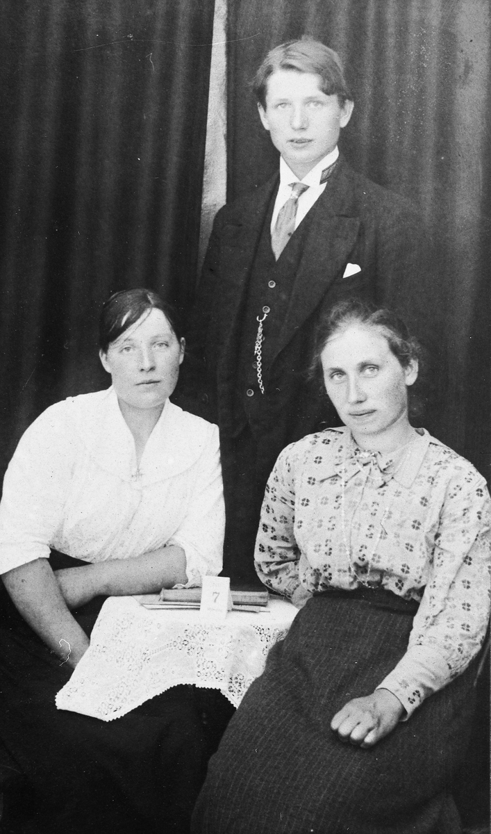 Bak står Oskar Lynghaug f.1901 d.1981. Til høyre Dora Lynghaug, den andre ukjent.